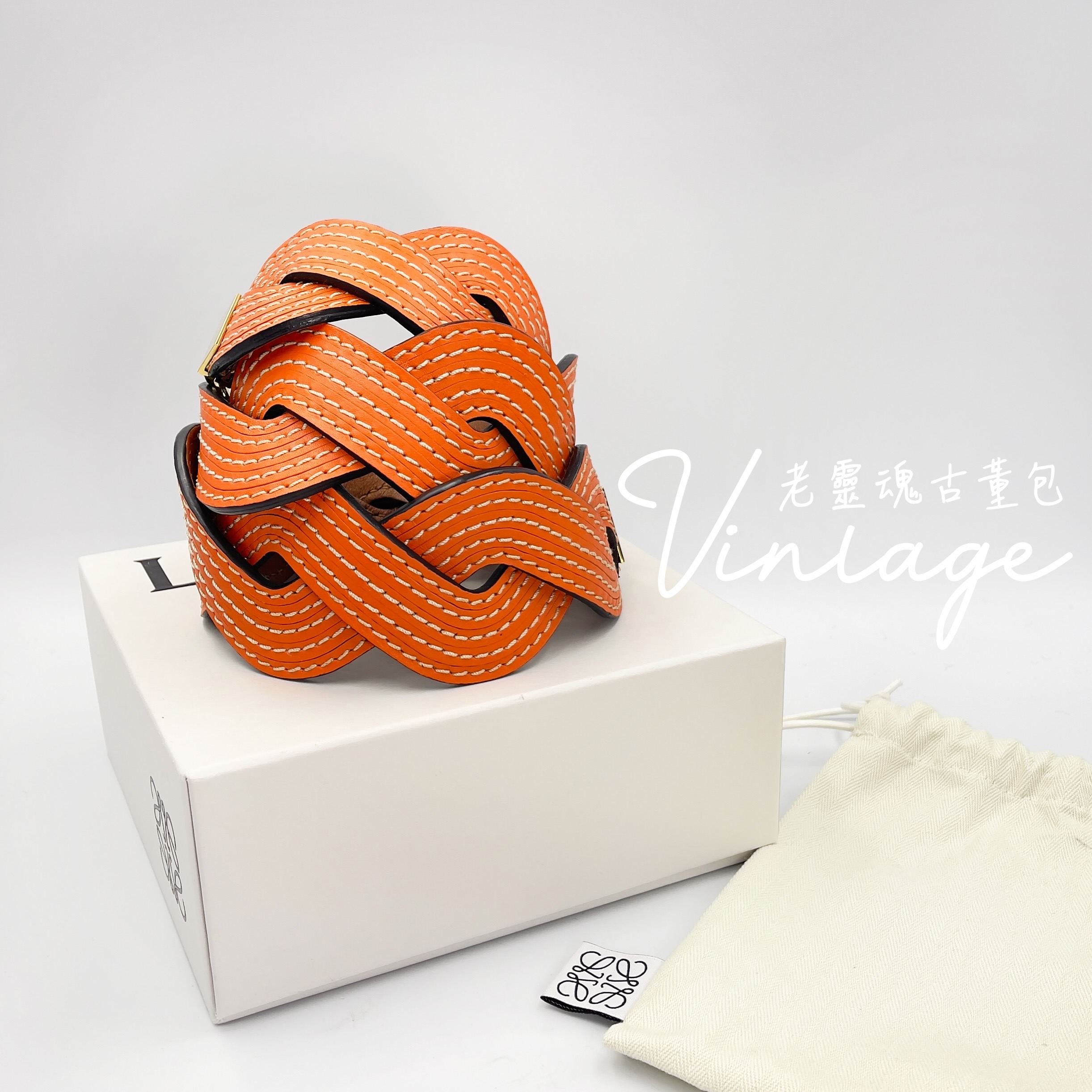 Loewe 橘色造型背帶