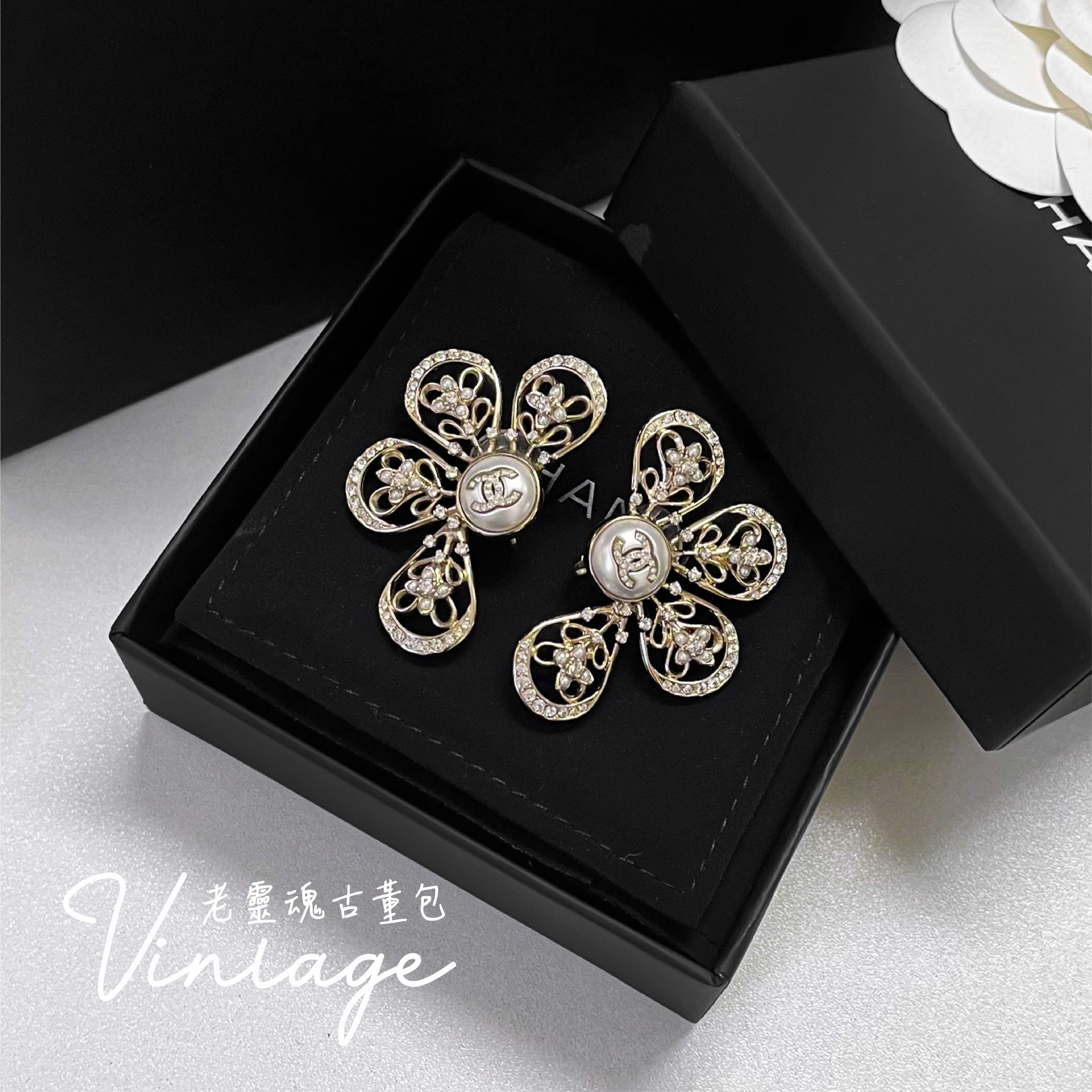 CHANEL 香檳金花瓣耳夾