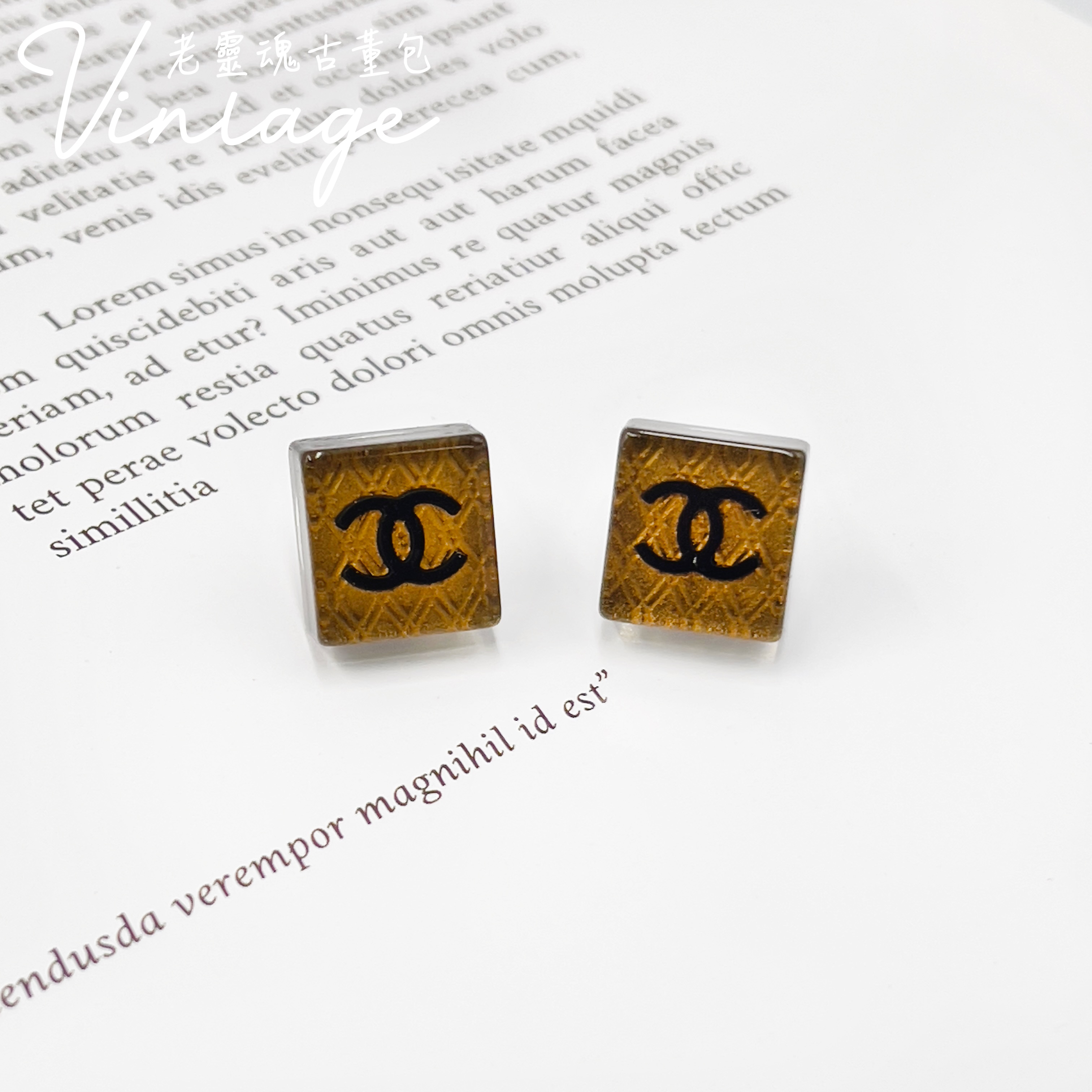 CHANEL壓克力方形雙C耳針